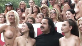 Тёлка в чёрных трусиках мастурбирует в машине и трясёт упругой попой