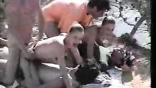 Парни вчетвером в машине и на берегу отымели замужних сестёр во все дырки