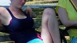 Мужик в парке снимает скрытой камерой стройные ножки тёлки в коротких шортах