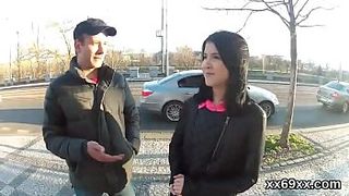 Няшная девственница болтает на улице с мужиками и целует их в щёки