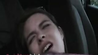 Красивая девушка мастурбирует в машине и наслаждается трахом пальцами