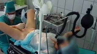 Доктор осматривает в кабинете бритую пилотку худенькой тёлки и ебёт её дилдо