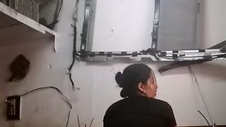 Жопастая баба мнёт в гараже сиськи и натирает пальцами мокрую пилотку