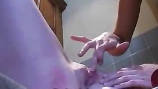 Милые девушки мастурбируют и позволяют другим играть с их мокрыми кисками