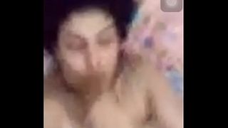 Замужняя мусульманка мнёт титьки и лижет большие соски