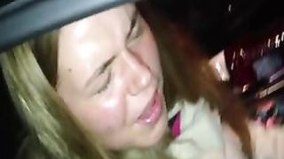 Мужик заставляет пьяную тёлку сосать в машине и даёт ей пощёчины