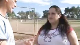 Знакомство в парке закончилось поревом с толстожопой жирухой на боку