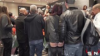 Сексапильная давалка показывает на выставке свои дырочки и получает кунилингус