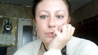 Зрелая домохозяйка мастурбирует перед вебкой и показывает жопу и большие дойки