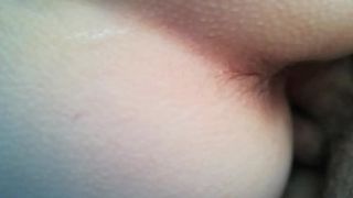 Мужик сбоку вставил чужой жене в мокрую вагину и тугой анус