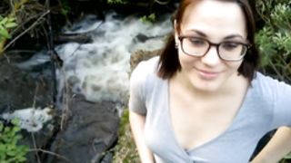 Няшная супруга взяла у мужа в лесу за щеку и сдрочила сперму себе в рот