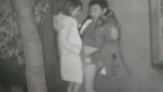 Охранник магазина наблюдает как на улице трахается парочка, не зная о камере напротив их