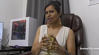 Индийская красотка в своем кабинете раздевается на веб-камеру и возбуждающе общается со зрителями