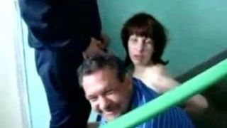 Алкашка в подъезде делает минет за бутылку водки