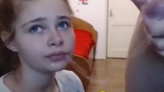 Юная милашка делает парню глубокий минет в прямом эфире