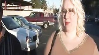 Мужик на спор выебал первую встречную, которая оказалась упитанной зрелой блондинкой