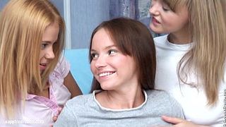 Студентки наслаждаются лесбийским сексом втроем, нежно удовлетворяют друг друга и неутомимо стонут