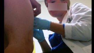 Доктор осматривает половой член мужчины, который жалуется на слабую эрекцию