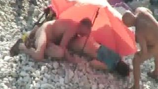 Нудисты прямо на пляже занимаются оральным сексом и х все время снимают скрытые камеры