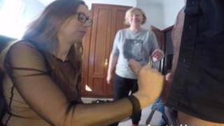 Очкастая девушка на пару со своей мамашей делает парню минет