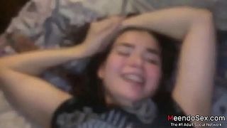 Очкастый лысый парень нежно ебет свою девушку, которая балдеет и снимает процесс на камеру