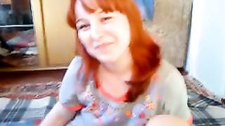 Рыжая девушка пока не может заниматься с мужем сексом, поэтому он просит делать ему минет