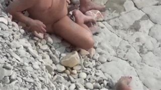 Баба пришла позагорать на нудистский пляж, где случайно занялась сексом с двумя мужиками