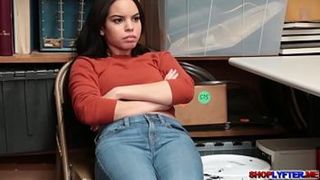 Симпатичная девушка с красивыми щечками ебется с молодым охранником местного магазина