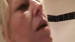 Старуха приняла душ и пошла в спальню ебаться со своим внуком