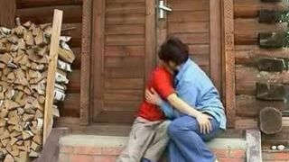 Зрелая мамаша занимается сексом с собственным сыном на даче